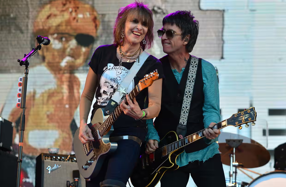 Джонни Марр присоединяется к Крисси Хайнд на сцене в Гластонбери, июнь 2023 года. Фотография: Джим Дайсон/Редфернс