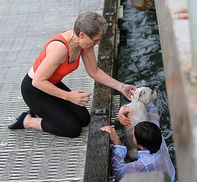 И отдает ее хозяйке.