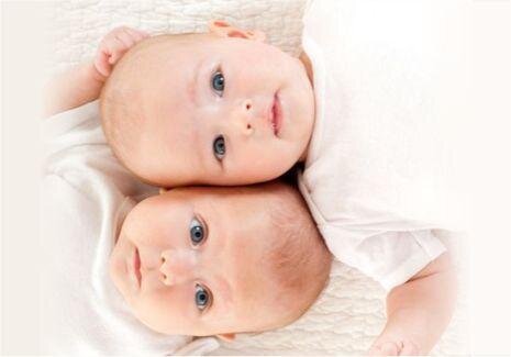 Экстракорпоральное  оплодотворение (ЭКО) – это один из самых эффективных способов лечения  бесплодия. Данная процедура дает шанс многим людям стать родителями. Она  позволяет женщине забеременеть даже в случае отсутствия маточных труб.  Одной из особенностей ЭКО  является то, что при таком зачатии существует огромная вероятность  многоплодной беременности. Это явление достаточно просто объяснить.