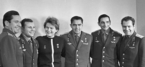 Летчики-космонавты СССР. Слева направо: Павел Попович, Юрий Гагарин, Валентина Терешкова, Андриян Николаев, Валерий Быковский, Герман Титов. wikimedia