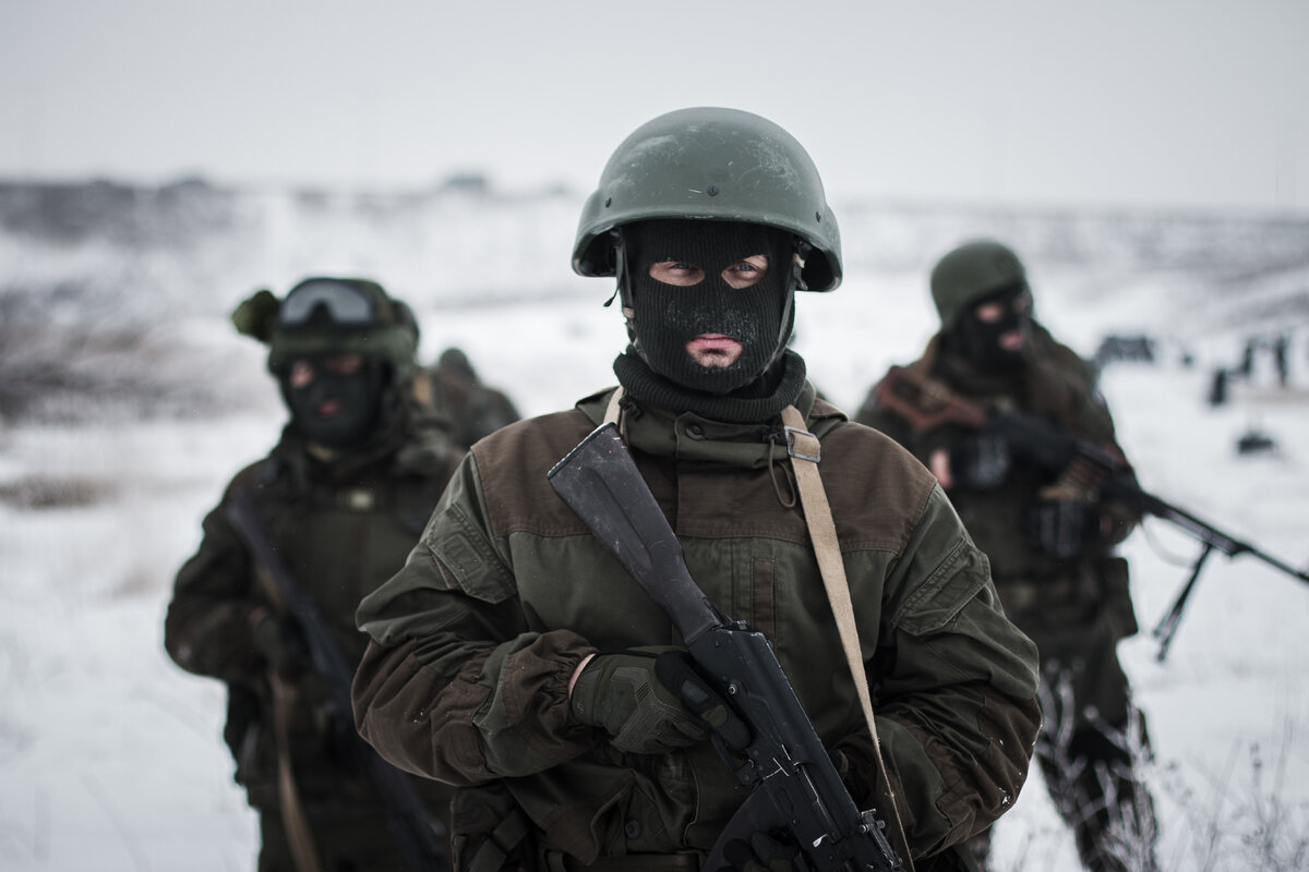 террорист диверсант. опасность криминального терроризма. сотрудники фсб задержали вербовщика игил. человек в балаклаве. рф отказывается воевать?.