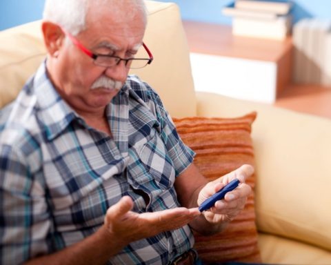  Прием глюкозы при диабете должен контролироваться показаниями глюкометра