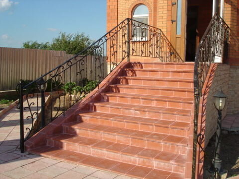  Высокое бетонное крылечко