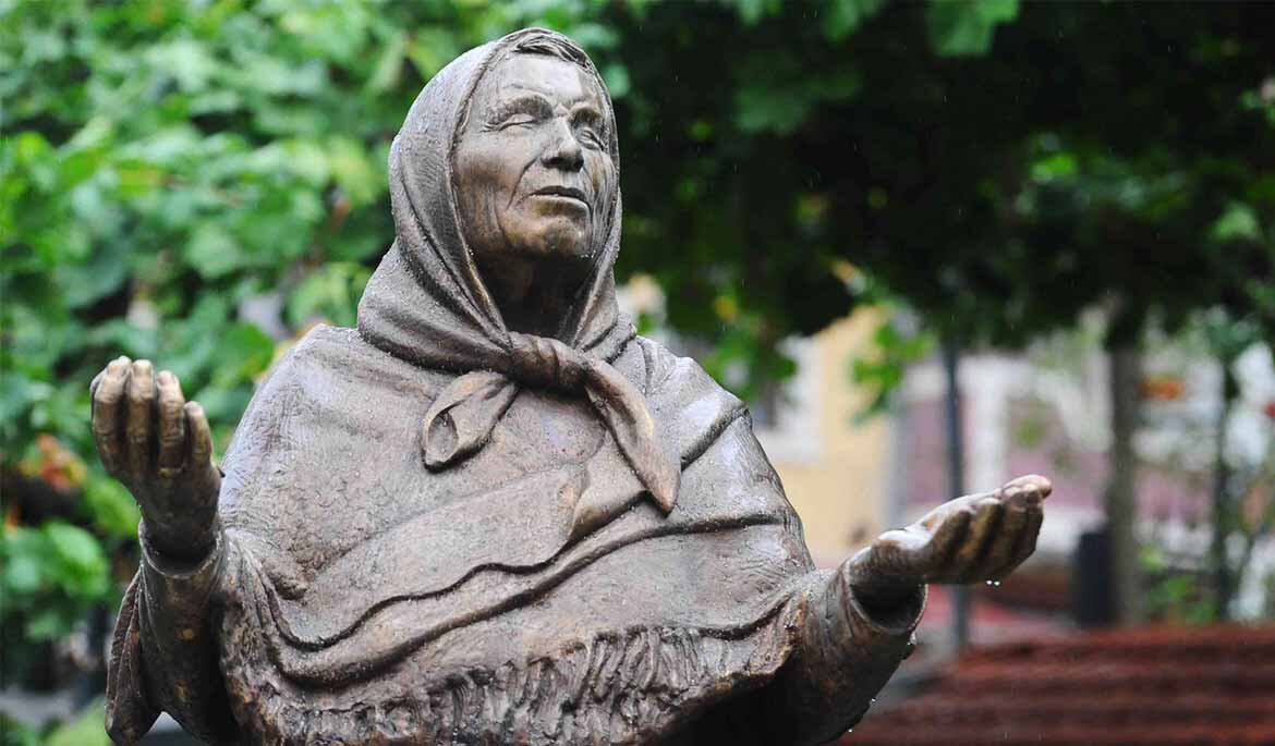 Памятник Ванге