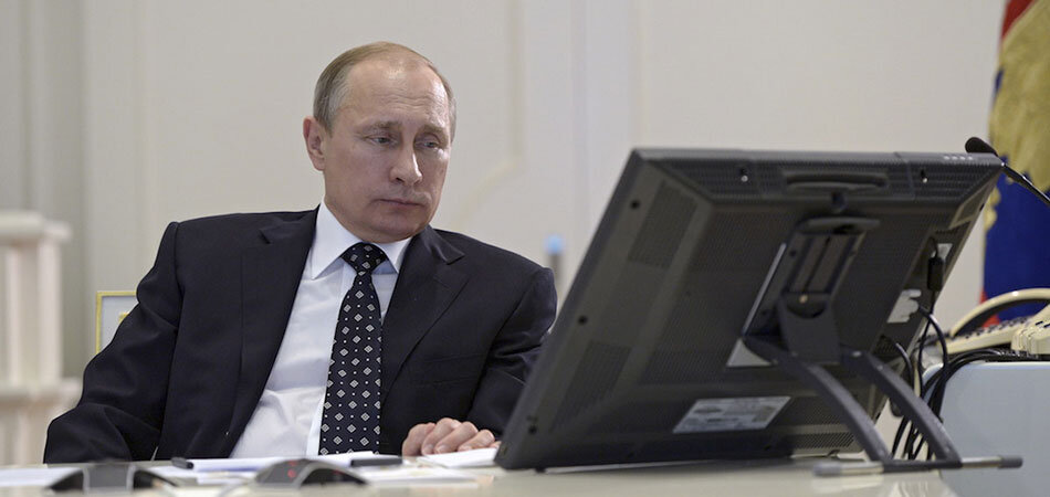 Говорят, Путин иногда тайком смотрит ролики и читает дискуссии в соцсетях. Но лайки ставит редко. В основном, дизлайки. 