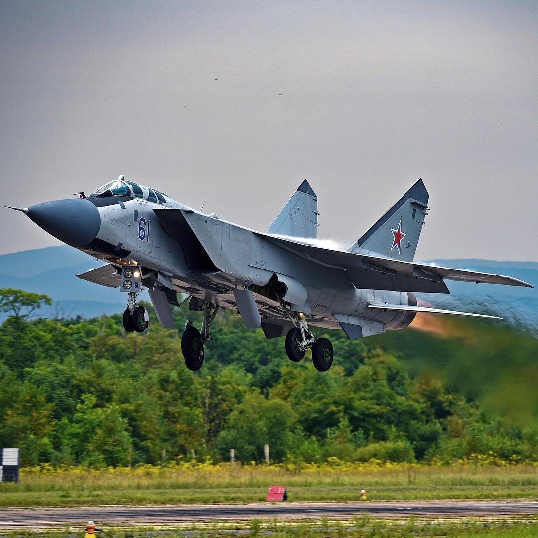 Современные российские самолеты. Миг 31. Самолет истребитель миг 31. Самолёт миг-31 и миг 29. Миг-31 сверхзвуковой самолёт.