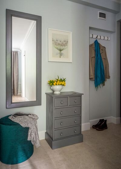 Елена Эллер 20 августа, 2017Постоянный автор Houzz, практикующий дизайнер интерьера. Как оформить нишу в коридоре и прихожей

1. Ниша для одежды
В этой прихожей ниша использована сугубо утилитарно. Простая белая перекладина в качестве вешалки для одежды и никакого декора. Одежда, находясь в углублении, не будет создавать беспорядка и нагромождения, а в центре внимания окажется декоративный акцент на стене.
