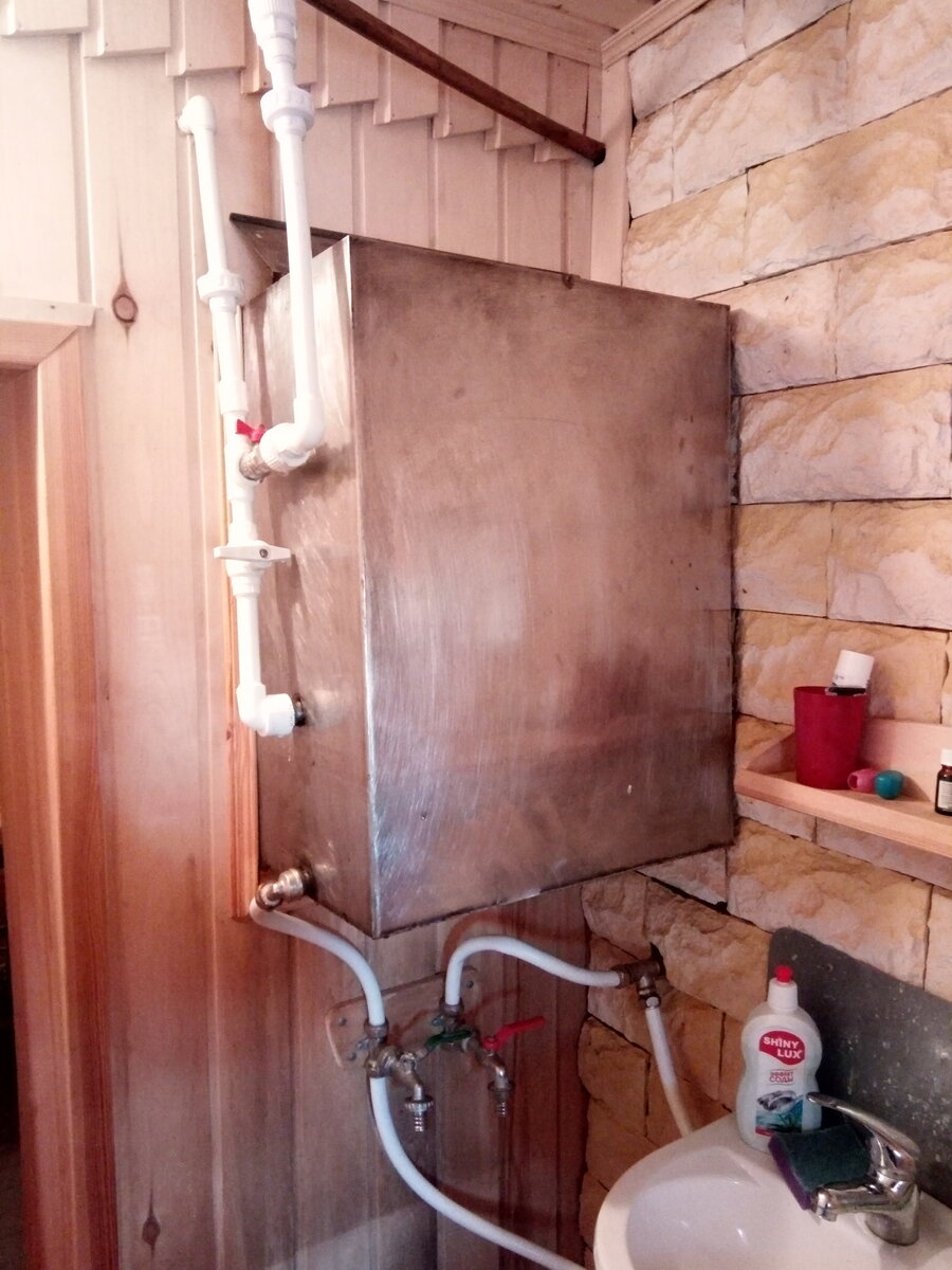 Так было, вода от центрального водопровода шла в бак для холодной воды и по медной трубе в бак печи. В краны вода поступала самотеком из этих двух баков.