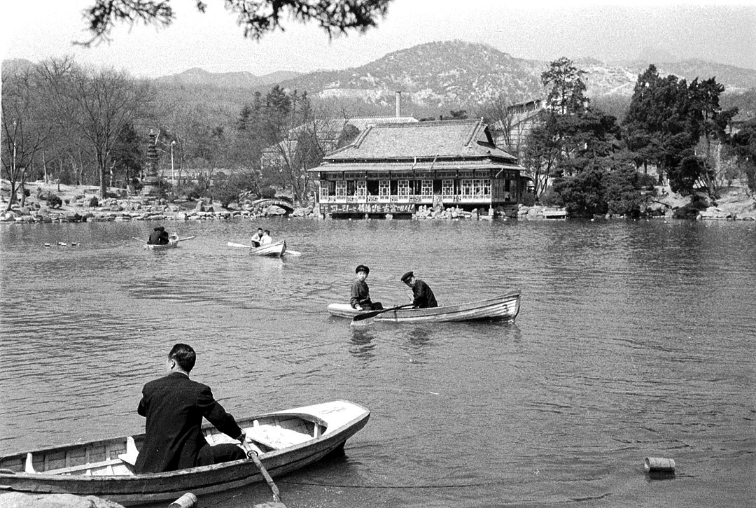 В этой статье всякие исторические фото парка: http://photo.chosun.com/site/data/html_dir/2017/04/12/2017041202188.html