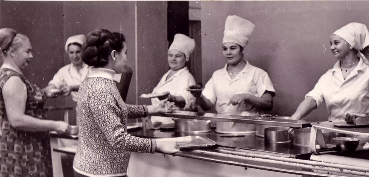  В детстве мне приходилось довольно много ездить по разным республикам СССР, и следовательно - питаться в различных столовых.-3