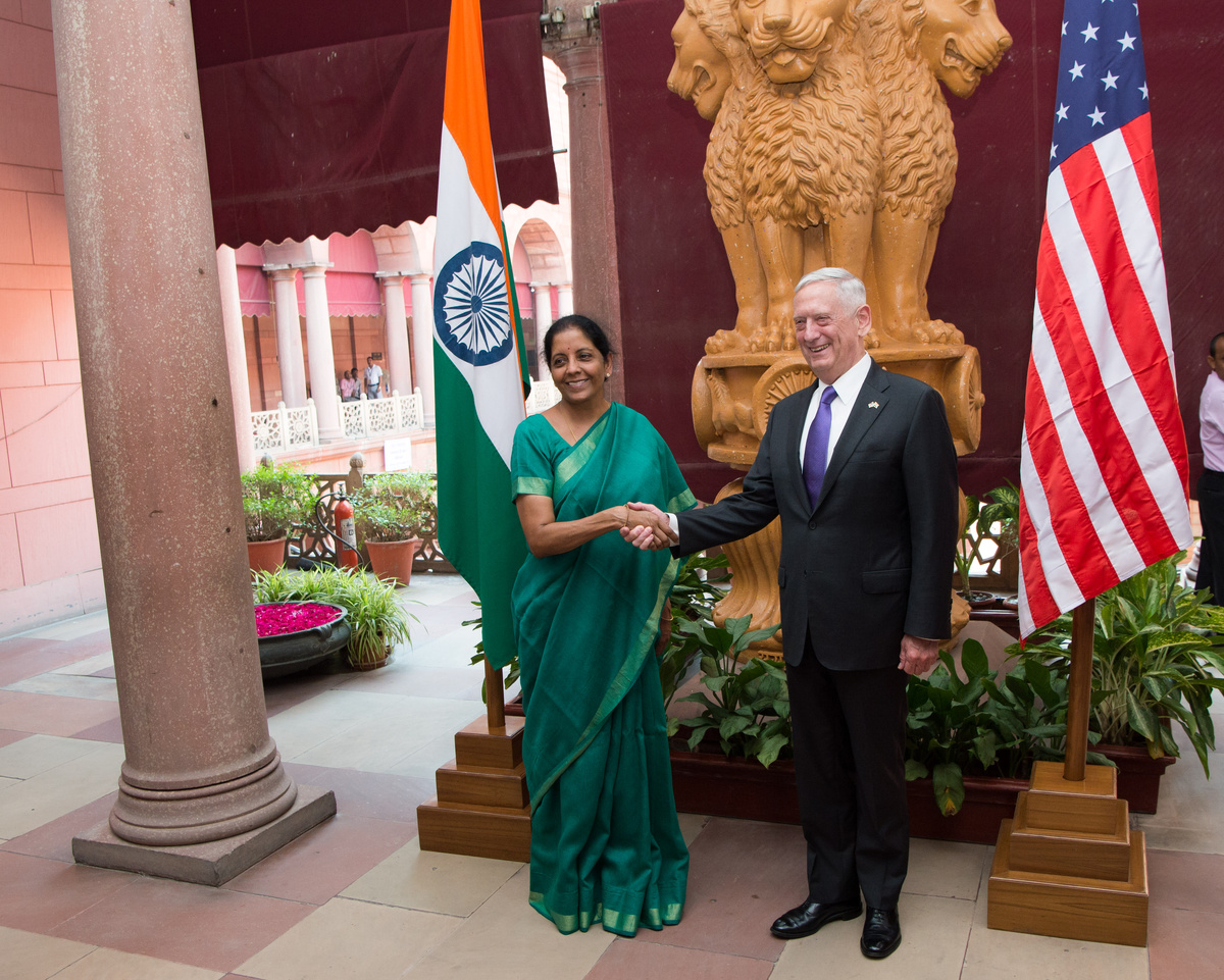 Министр обороны Индии Нирмала Ситхараман (слева) и Министр обороны США Джеймс Мэттис (справа) 
