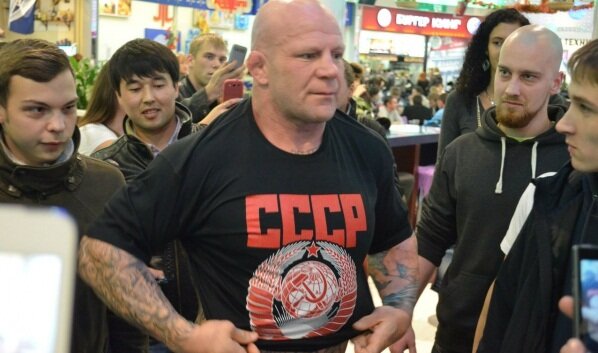 Боец смешанных единоборств, чемпион мира по джиу-джитсу Джефф Монсон заявил, что приступил к процедуре отказа от гражданства США. 
Об этом он рассказал на радиостанции «Говорит Москва».

«Процедура там длинная, но я начал этот процесс. Я отдаю им американский паспорт и буду использовать только российский. Я уже заплатил за процедуру $3 тыс.», — отметил он.

https://russian.rt.com/russia/news/521294-monson-otkaz-grazhdanstvo-ssha

Также он рассказал о желании стать депутатом Государственной думы.

«Я сначала поработаю в Красногорске. Потом я хотел бы дорасти до Государственной думы и помогать так максимально возможному количеству людей. Сейчас я собираюсь стать членом парламента Красногорска», — сказал он на радиостанции «Говорит Москва».

https://govoritmoskva.ru/news/163020/

28 мая 2018 Указом Президента Российской Федерации Джефф Монсон получил российское гражданство.