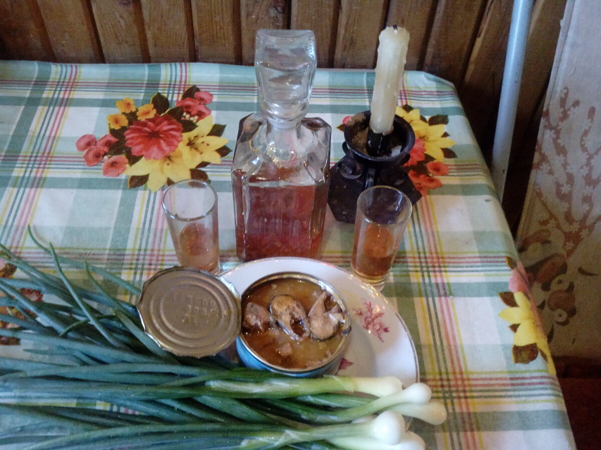 Сайра в масле.  Заводская.  А "чай" правильный.  Наш. :-) 