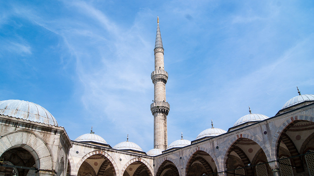 На территории мечети