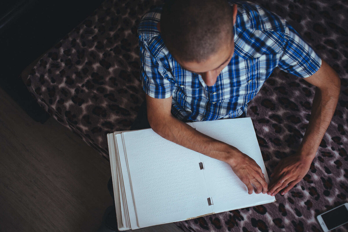 Парень читает нам учебник по анатомии. Чтобы поступить в колледж, биологию надо сдать минимум на шестерку. На каникулах Влад штудирует учебник по биологии за девятый класс — привез домой семь томов. Живет Влад в спальном районе Витебска вместе с мамой и младшей сестренкой. Отца у него нет.Фото: Александр Васюкович, Имена