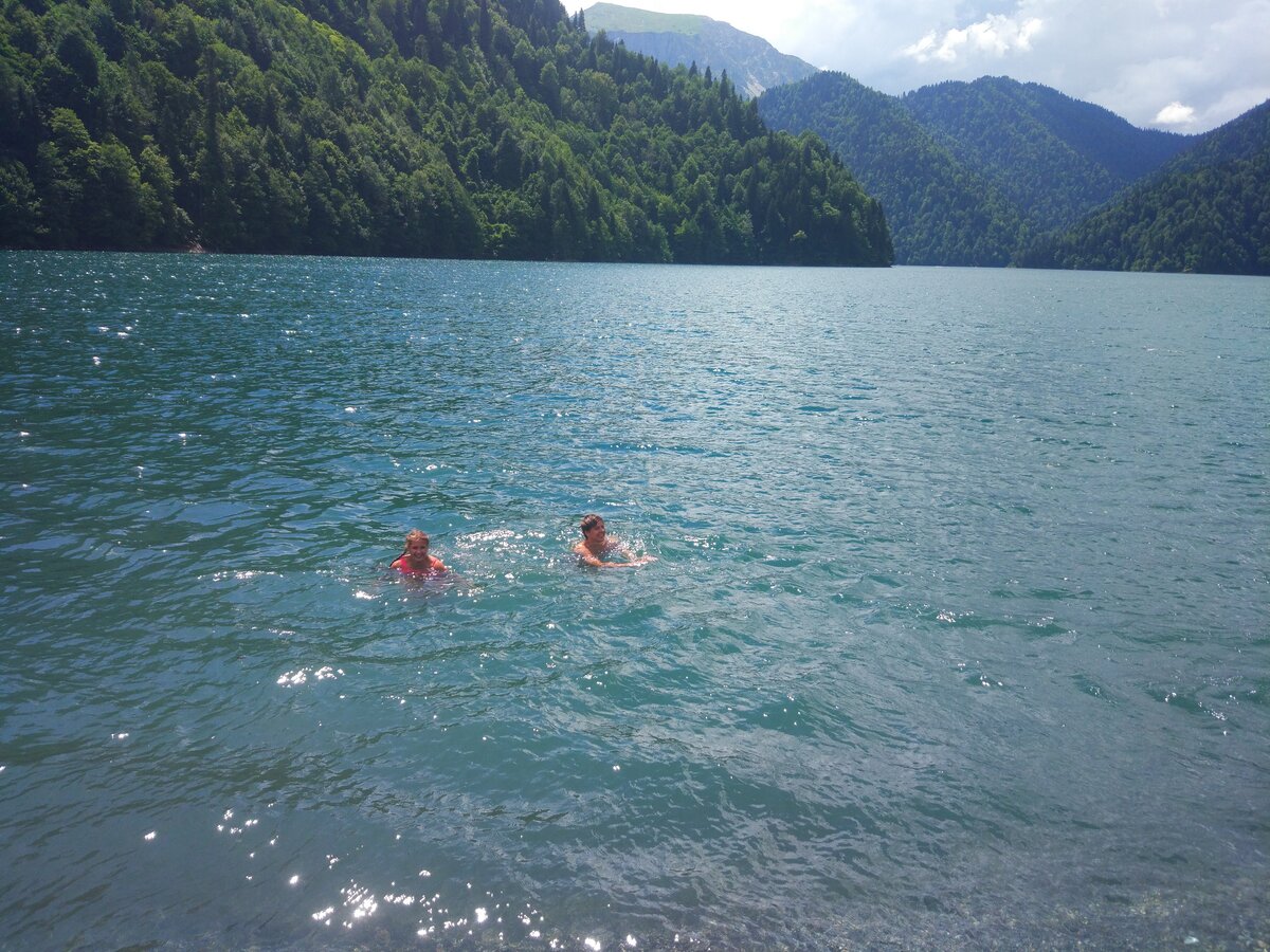 Озеро рица на машине. Адлер озеро Рица. Озеро Рица голубое озеро. Озеро Рица Абхазия высота над уровнем моря.