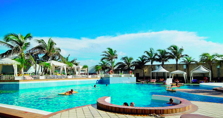 Отель находится в районе Ведадо, в некотором удалении от достопримечательностей старой части Гаваны. Просторные номера. В главном ресторане есть комната для молодоженов. В отеле находятся самый оригинальный клуб Habana Cafe и Дом сигар (бар и магазин). Можно рекомендовать взыскательным туристам, деловым людям, а также для проведения конференций. Напряжение в сети 220 В.   В Гаване я остановился на пару дней прежде чем отправиться дальше, на прекрасные пляжи Варадеро! Очень хотелось выполнить всю экскурсионную программу, поставить галочку и отправиться наконец, нежиться на солнышке.  Отель взял «не глядя». Скурпулезно, но я только в Варадеро выбирал. Может и зря. В целом, все тут нормально. На пару дней остановки сойдет. Но назвать это 5-ю звездами я затрудняюсь. 
Здание-башня, прямо на набережной. Далековато от центра, может стоило взять поближе, чтобы гулять по вечерам. Зато такси в Гаване – это отдельная песня. Я катался и на ретро машинках, и на смешных таких круглых желтых коко-такси. Экзотика же!
Сам отель похож на большой муравейник. Народу полно, места полно. Номер – четырехзначная цифра, нигде еще такого не видела! Комната неуютная. Ванная комната вообще очень слабенькая. Дешевая косметика в бутылочках. Полотенца застиранные, серые и местами уже и рваные. В общем, еще раз – это не 5 звезд! 
Завтраки сытные, шведский стол, много всего, особенно радовали экзотические фрукты. Гуава!!!!!! Такая вкусная. Но, признаюсь, аппетит пропал после того как я увидел бегающего между блюдами таракана. Бррр!!!!
Интернет платный. За 2 часа аж 14 долларов! Ну и цены! 
Гавана, конечно, понравилась. И она стоила того, чтобы здесь пару ночек пожить.