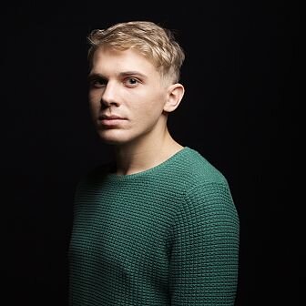 Илья Малинин играет Илью Горюнова в спектакле по роману