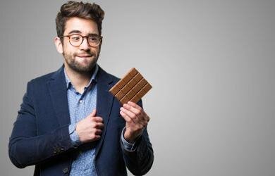 Шоколад уменьшает риск развития инфаркта миокарда – к такому выводу пришли шведские ученые, проведя анализ перспективного исследования взрослых жителей Швеции. В представленном исследовании, результаты которого были опубликованы онлайн в марте 2016 года в журнале Heart, авторы стремились оценить, влияет ли потребление шоколада на риск развития ишемической болезни сердца (ИБС).