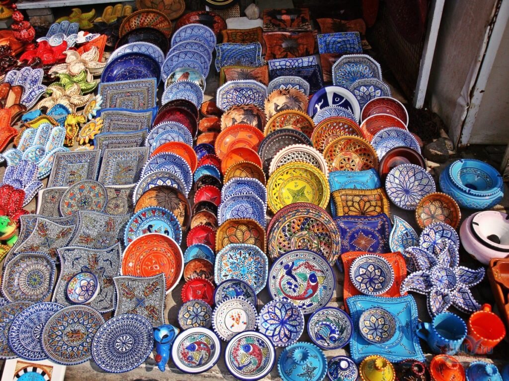Что можно привезти из казахстана. Турецкие национальные сувениры. Гиждуванская керамика бухара. Сувениры киргизии национальные. Сувениры из ирана.