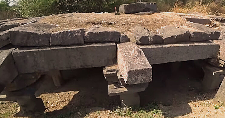 Храм почти полностью засыпан землей