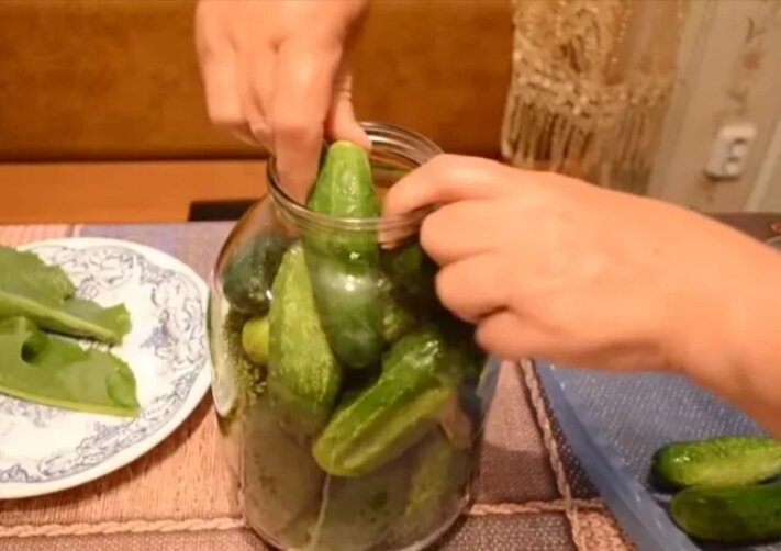 Как закрыть огурцы на зиму холодным способом. Как закрыть огурцы на зиму холодным способом. Как закрыть огурцы на зиму холодным способом. Вяленые огурцы. Квашеные огурцы в банках на зиму холодным способом.