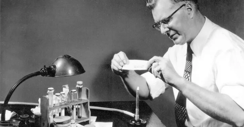   Отцом копировального аппарата и изобретателем ксерографии можно смело называть мистера Честера Карлсона. Именно он придумал способ копирования изображения методом сухого электростатического переноса.