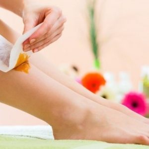 Они  нужны при депиляции горячим и прогретым восками, при шугаринге  (независимо от места проведения процедуры). Они удаляют липкую массу  путем плотного прикладывания кожи, а потом резкого сдергивания. Как  правило, полоски произведены из хлопка или из бумаги. Они бывают  различной толщины, параметров.