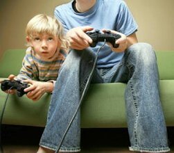 Самая главная опасность, которую представляют компьютерные игры – это возникновение игровой зависимости. Это настоящее отклонение психики, требующее помощи квалифицированного врача и поддержки родных и близких. 

