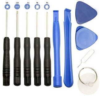 Комплект состоит из: 5 отвёрток, 2 пластиковых лопаток, пары разделителей в форме медиатора, и присоски и скрепки для извлечения SIM-слота 