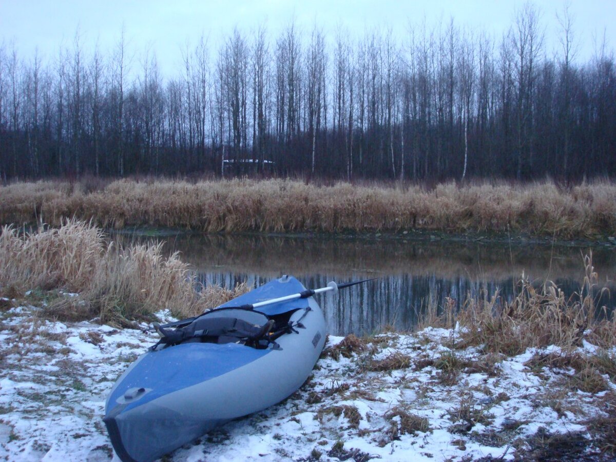 Каяк готовый к спуску на воду.