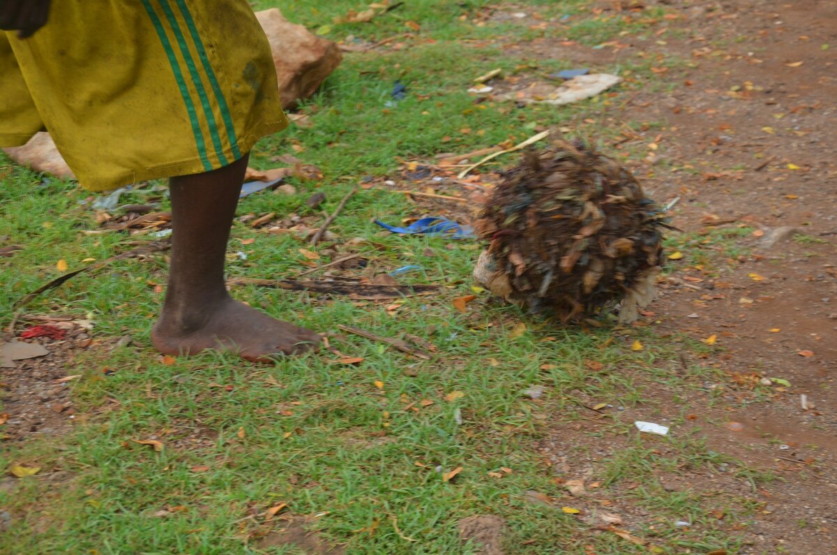 Игра в футбол. Остров Мохели, Коморский архипелаг
