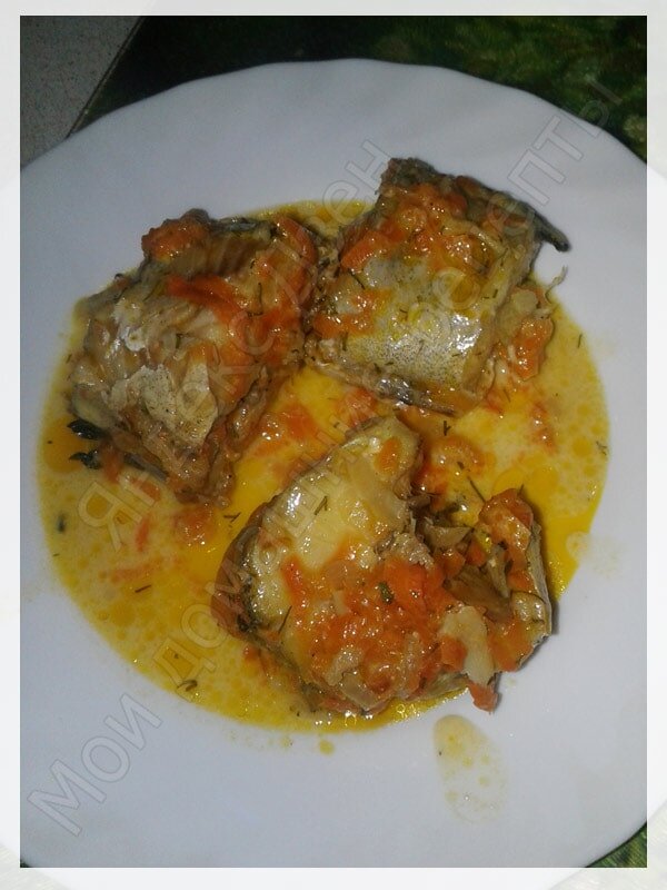 рыба минтай тушеная. минтай с овощами. минтай с луком морковью и майонезом. минтай тушеный с морковью в сметане. минтай в сметане.