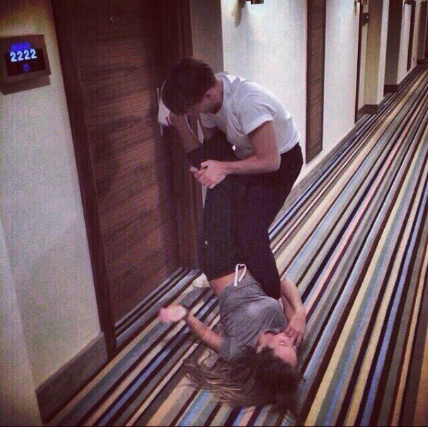 Мнение врачей об *ом сексе Процесс *ого секса уже давно ни для кого не является секретом. Им занимаются около 60% женщин. Не остаются безразличными ласки ануса и даже со стороны некоторых мужчин, которые готовы с огромной радостью их принять. А вот мнение врачей об *ом сексе весьма противоречиво и имеет свои аргументации относительно всех «за» и «против».

Мнение врача-проктолога

По мнению врачей-проктологов, *ый секс имеет свои «подводные камни». Говоря об *ом сексе, стоит упомянуть о таких заболеваниях, как геморрой и его обострение, образования трещин, растяжение стенок прямой кишки, которое в итоге ведет к диарее, недержанию, запорам и выпадению прямой кишки. С точки зрения медицины, *ый канал по своей природе совсем не предусмотрен для занятия сексом.

К тому же занятия *ым сексом предусматривают высокий риск заразиться венерическими и инфекционными заболеваниями, так как слизистая оболочка прямой кишки имеет весьма тонкое строение из-за чего ее можно очень легко повредить. 

Говоря об *ом сексе и его вреде, врачи-проктологи обеспокоены тем, что люди, которые постоянно практикуют данный вид секса, относятся к группе риска заболеть такими смертельно опасными заболеваниями, как ВИЧ и гепатит С. Это говорит о том, что стенка прямой кишки не может обеспечить защитный барьер от вируса СПИДа.

Кстати, такие «любовные утехи» могут стать причиной развития даже *ого рака.
