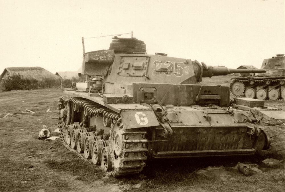 Подбитый в советской деревне немецкий танк PzKpfw.III из 2-й танковой группы Гудериана. 1941 г. 