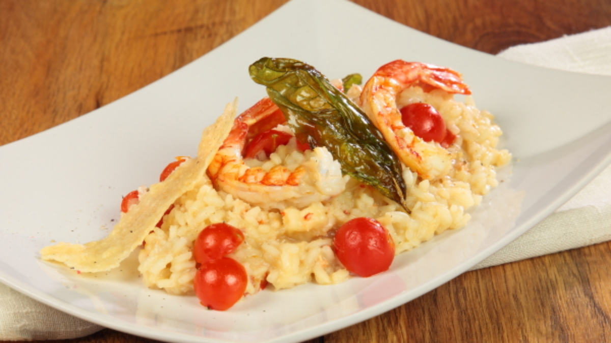 Ризотто с крабового мяса креветок и помидор- ароматное блюдо и очень вкусное. Идеально для тех кто обожает блюда из риса и морепродуктов, кто любит готовить и пробовать что-то новенькое. Вот вам рецепт как приготовить его в идеальном варианте. 