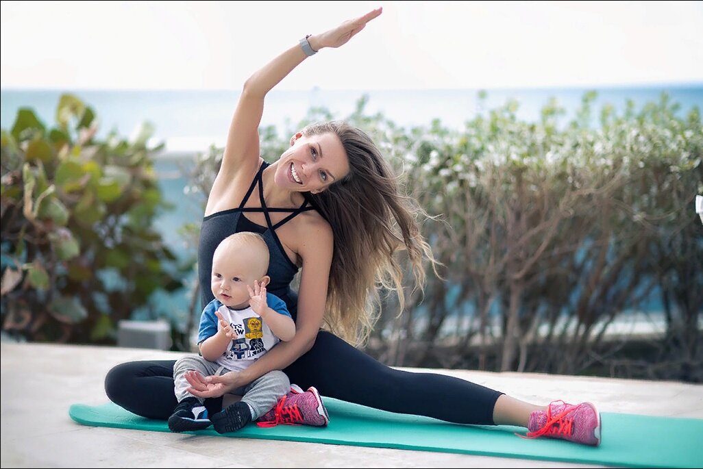 У каждой женщины порой наступает время, когда она расцветает… Когда в ней полностью реализуются все истинные качества и инстинкты, заложенные природой. И это время – материнство. Время, позволяющее ощутить небывалые эмоции радости. Время, обостряющее все функции и рецепторы организма. Время, заставляющее с неограниченным воодушевлением описывать, запоминать и воспроизводить спустя какое-то время каждое  чудесное мгновение, прожитое в этом статусе. Но еще, эти периоды характеризуются чрезмерной физической и эмоциональной утомляемостью организма, перестройкой гормонального фона матери и минимальное внимание нашим вторым половинкам. В это время мы забываем о себе, забываем о своем внешнем виде, а если и случаются моменты «озарения» по этому поводу, то они быстро заканчиваются прозвучавшим будильником в виде крика малыша…  Но каждая из нас всегда стремиться любить и быть любимой. Каждая из нас стремиться выглядеть блестяще, неотразимо, великолепно, несмотря ни на что. Нам важно внимание, нам важно, чтобы мы блистали, блистали постоянно, ярко, феерично.
Но что же делать, когда с вами малыш 24 часа, а муж, на злобу дня пропадает на работе??? Выход я открыла для себя, на мой взгляд, случайно. Я пыталась заниматься фитнесом дома, купила себе дорожку, купила необходимый набор спортивного инвентаря. Меня хватило на 4 занятия, всего на 4… Меня не преломили связанные с этим добродушные подколы мужа в виде «панды» или «милого ленивца». Меня не воодушевили посты самых успешных «бьюти-мамочек» в инстаграмме. Нет, меня силком запихнула на пробное занятие на курсы семейного фитнеса подруга. Сначала я с пессимизмом отнеслась к этой революции в моем образе жизни. Еще по дороге в клуб я чувствовала дикий эмоциональный дискомфорт, ощущение нового и непонятного пугало и отталкивало. Но!!! Придя в клуб, я увидела 7 молодых мамочек с детьми, которые до занятия и после него активно занимались обсуждением насущных проблем в их жизни, рассказывали, как спит их малыш, как ест, как играет и когда чихает. Рассказывали, что нового или смешного произошло, чем развеселил или огорчил их ребенок. На 15 занятии мы настолько сблизились, что могли обсуждать и отдельные интимные вопросы. Первые 3 занятия выдались мягко сказать не очень… Слезам не было предела. И занятие длилось от силы 5-10 минут. Каково же было мое удивление, что на 5 занятии и малышу понравилось со мной заниматься спортом, выдавать разные акробатические этюды или просто смеяться от улыбки мамы. 
И я почувствовала себя определенно лучше. Мало того, что эти занятия стали моей обязательной психологической отдушиной, но я начала восстанавливать свою форму, а в некоторых частях тела (чего уж там) добилась своих рекордных результатов. Я стала выносливее, стала спортивнее, мое превалирующее настроение изменилось в положительную сторону. Муж чем только уже не поощряет мои занятия, да и малыш уже подрос и сам с удовольствием занимается со мной вместе. Я надеюсь, что такой образ жизни смогу поддерживать долгие годы. 
Спасибо за уделенное время, мои дорогие читатели!!!     
