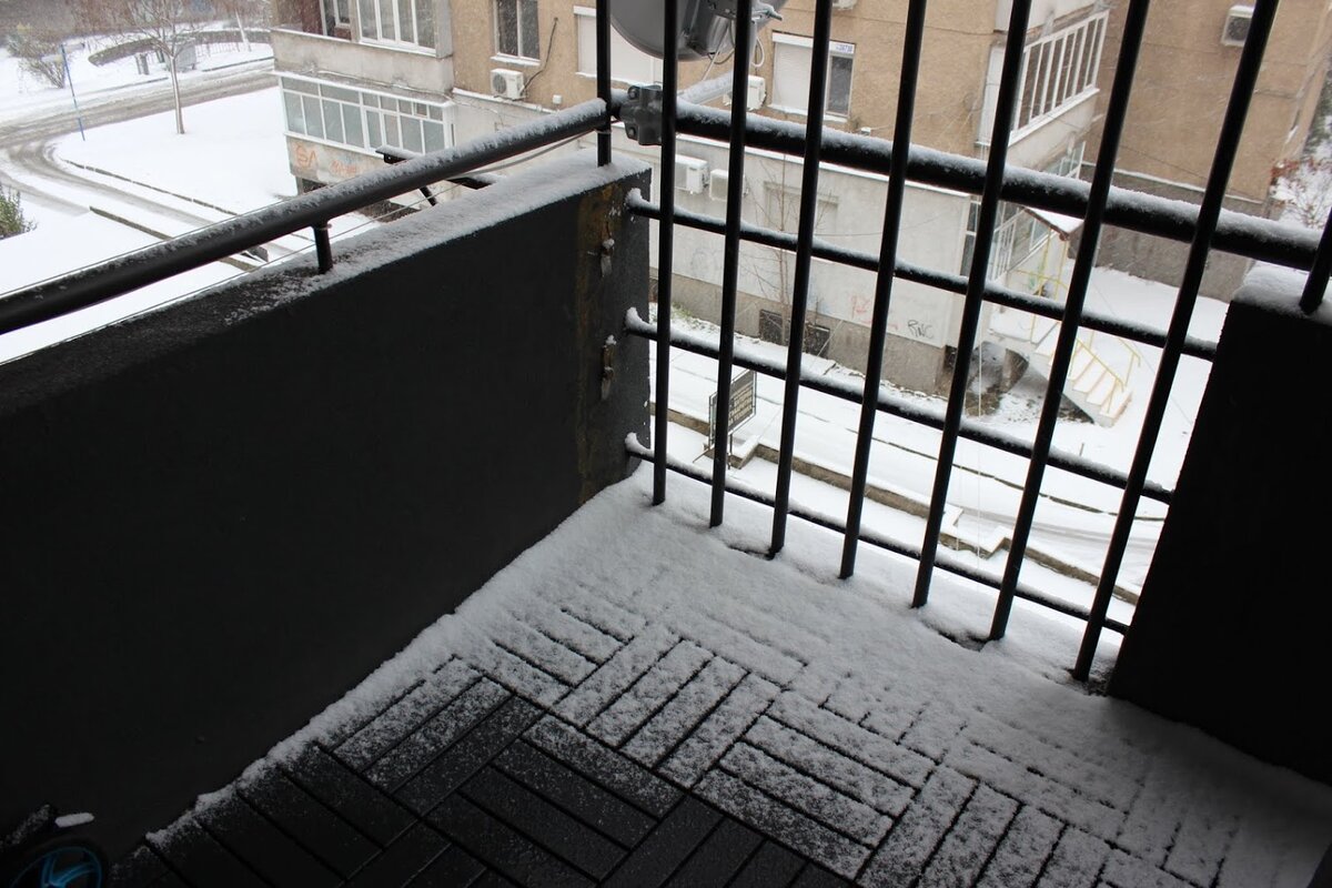 Снег кружится... - наш балкон зимой