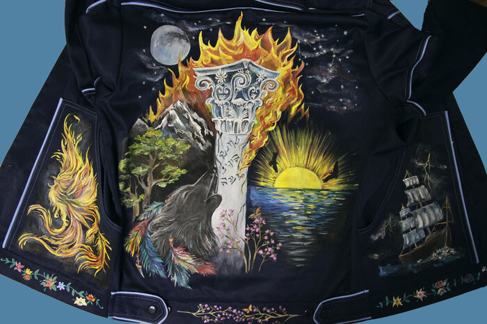 Изображение на спине полностью, в развёрнутом виде