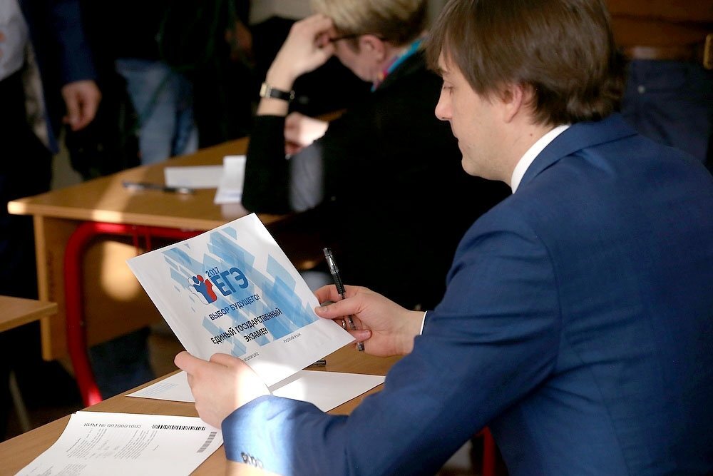 егэ выпускники. школьники на егэ. единый государственный экзамен. егэ. дети на егэ.