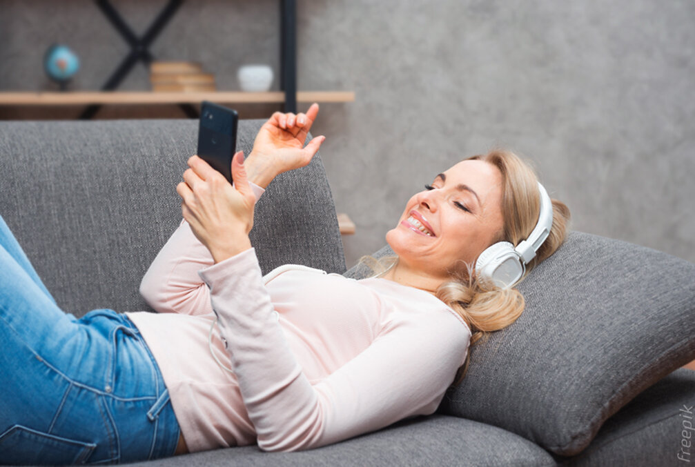 Девушка на диване с телефоном. Наушники на диване. Lying on the sofa. Девушка спит на диване. Девушка наслаждается на диване.