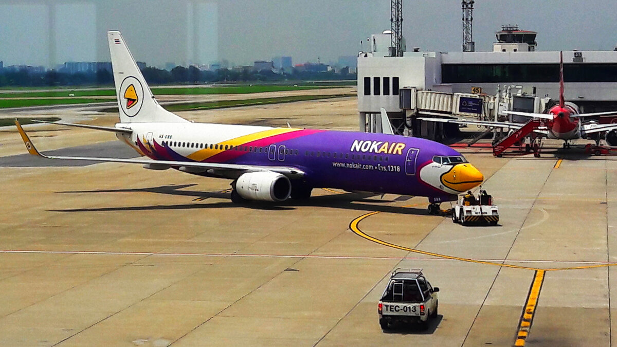 Самолет NokAir, готовится принять пассажиров