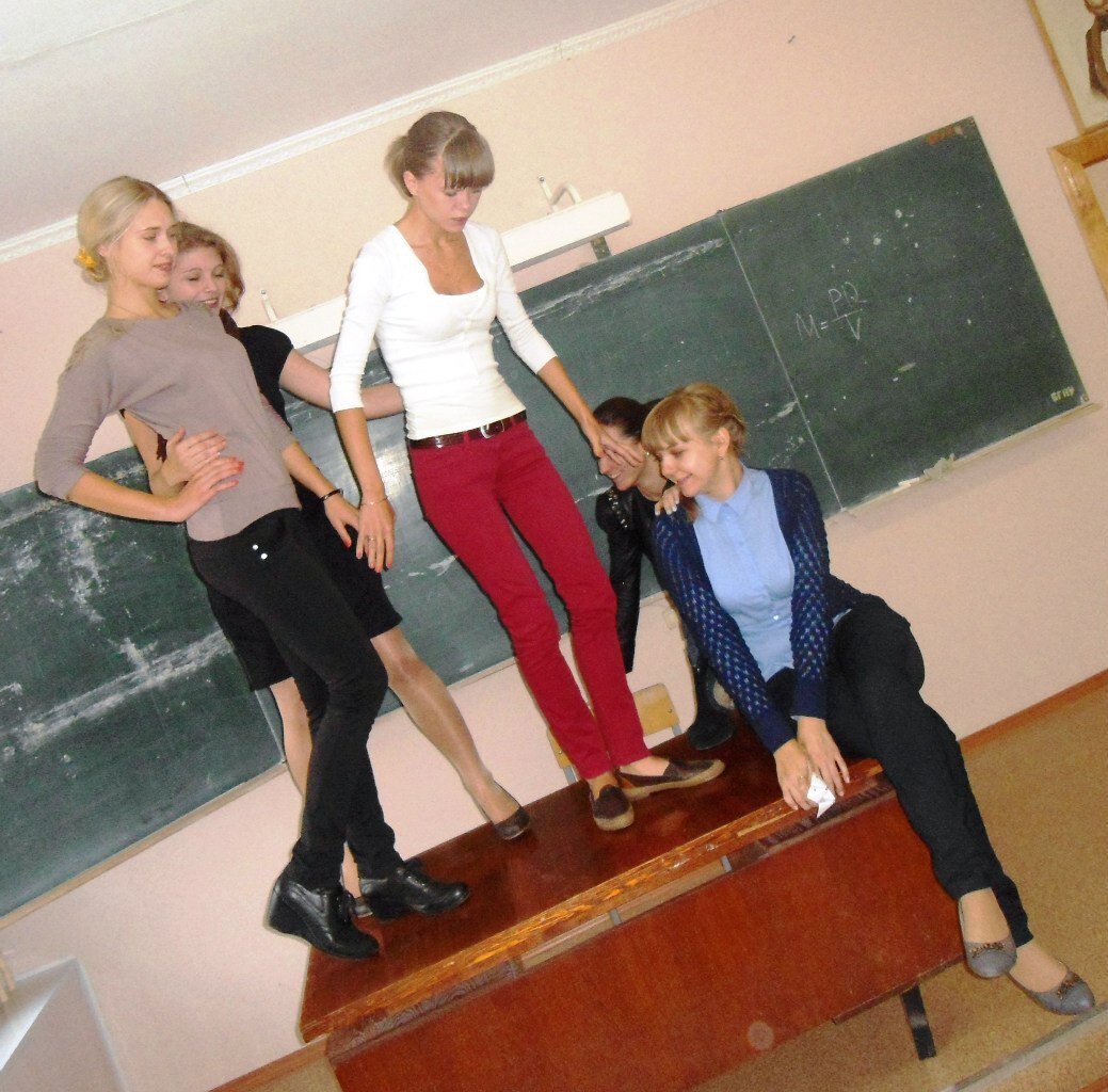 Не понятно зачем, но мы решили сфотографироваться на столе, пока преподаватель задерживается