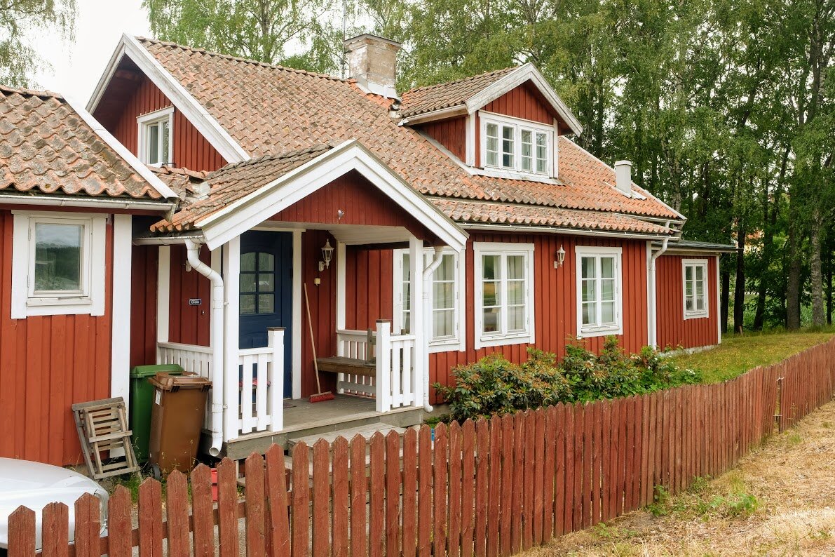 Полюбуйтесь на типичный шведский дом. Забор, кстати, нетипичный, нечасто попадался мне на пути.