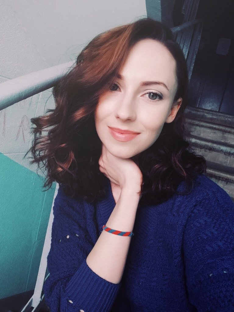 «Это было нечаянно».. «Слово дает нам нам двигать...» Что двигать? Душу? Сердце? Эмоции, жизнь? Отражение жизни? Ее матрицу, образы? В строчках Лолы Льдовой – некое почти безвоздушное пространство, камера, задраенные люки и одновременно – одномерный мир, обычный мир, где молчат двое влюбленных в поисках себя, сосредоточенные лишь на себе, но пребывающие в иллюзии, что могут постичь друг друга, хотя бы и с помощью вечной сказки Л. Кэролла:

