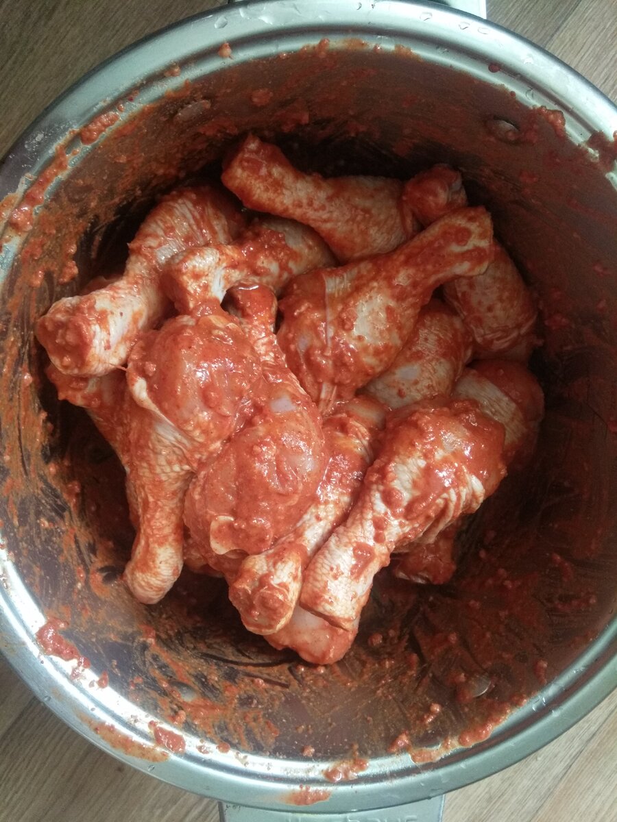 Так же в таком маринаде я запекаю целую курицу в духовке. Дополнительно делаю надрезы в коже и закладываю маринад под шкурку, натирая само мясо.