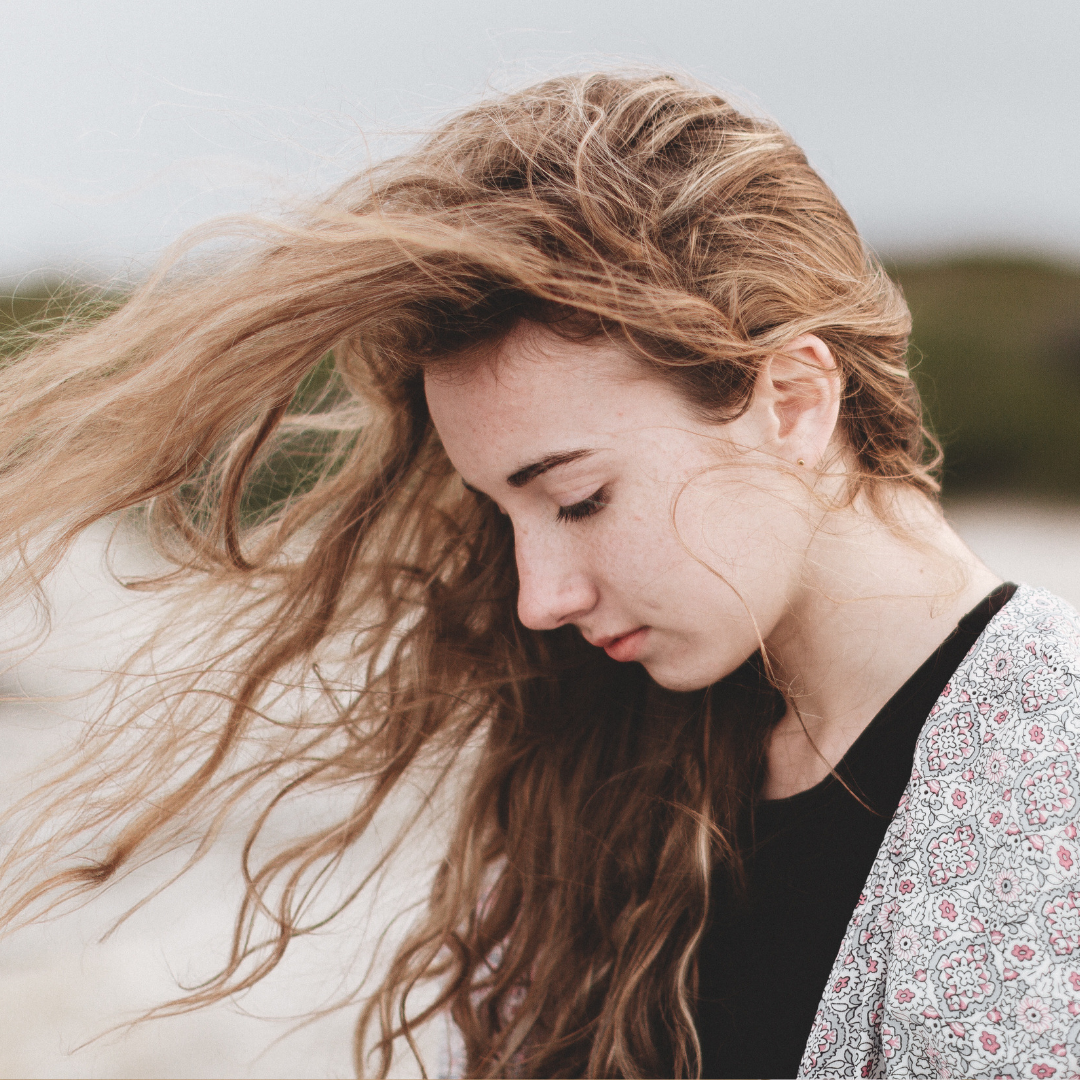 
Подписчица спросила меня: “Знакомлюсь с мужчинами, обмениваемся телефонами и начинается жесть: фотографии членов, пошлые намеки. Чувствую себя проституткой. При знакомстве ведут себя нормально, а потом начинается. Что я делаю не так? Есть ли способ изменить ситуацию?”
⠀
Я считаю, если ситуация повторяется, то дело не в том, что все мужчины озабоченные (м)чудаки. Такая порно-рассылка📩 поступает конкретным девушкам, а не всем подряд. Мы не такие примитивные, как вы думаете. Точно-точно.
⠀
Чтобы изменить ситуацию, проанализируйте свое поведение. Прямо по полочкам все разложите: где знакомитесь, как себя ведете. Даже манера одеваться может оказаться той самой красной тряпкой для быка🐃. Смело включайте внутреннего Шерлока Холмса и начинайте расследование.
⠀
Если знакомитесь исключительно в ночных клубах - смените локацию. Это настоятельная рекомендация. Мест много: знакомьтесь в пробках, в ресторанах, на сайтах знакомств, в путешествиях. Включайте фантазию и поменяйте привычный маршрут🗺
⠀
Обратите внимание на гардероб. Собираясь на охоту за мужчинами, замените мини-юбку на загадочное миди, капкан (вырез) с груди уберите. Он меняет фокус внимания🤤. Если вы понимаете о чем я. Силки лучше расставьте на плечах или спине. Детали имеют значение.
⠀
Ключевой момент - ваше поведение в момент знакомства. Если не хотите, чтобы мужчины рассматривали вас, как сексуальный объект, общайтесь на интересные и нейтральные темы. Нет, я не призываю вас обсуждать Большую Советскую Энциклопедию. Политика, новые правила ПДД🚗 и глубокие темы о смысле жизни вернут разговор в нужное русло.
⠀
Пройдитесь по всем пунктам, поменяйте поведение и мужчины перестанут изображать из себя мартовских котов.
⠀
Вы попадали в такие ситуации? Как себя вели?