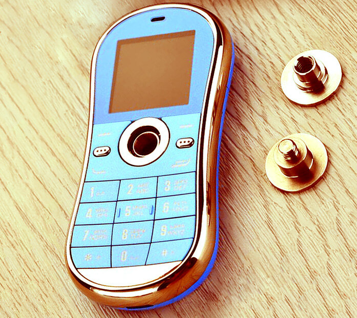  В центре телефона SERVO S08 установлен подшипник.