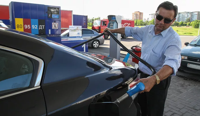 полузаправленная рубашка в джинсы. образы с белой рубашкой и велосипедками. заправляющая сторона. заправочный шланг азс. заправляет машину.