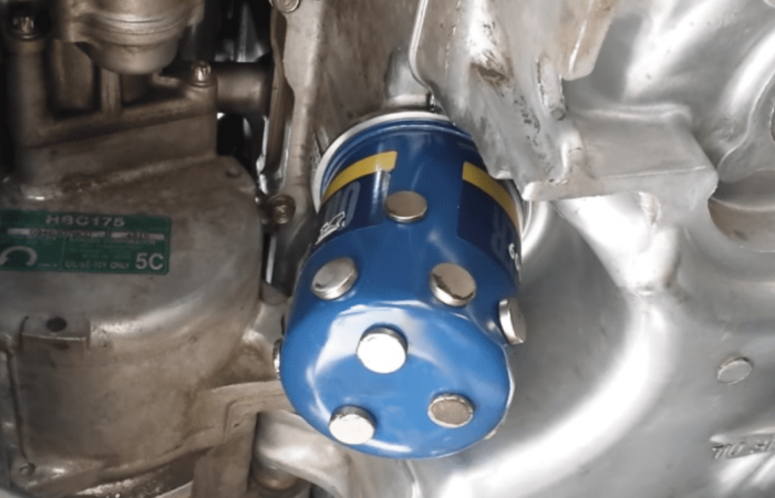 Магниты на масляном фильтре.